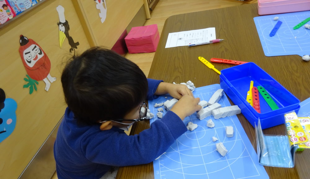 粘土で構成あそび